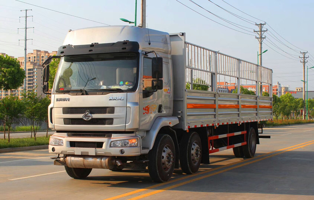 柳汽9.6米(15.3噸)氣瓶車(chē)